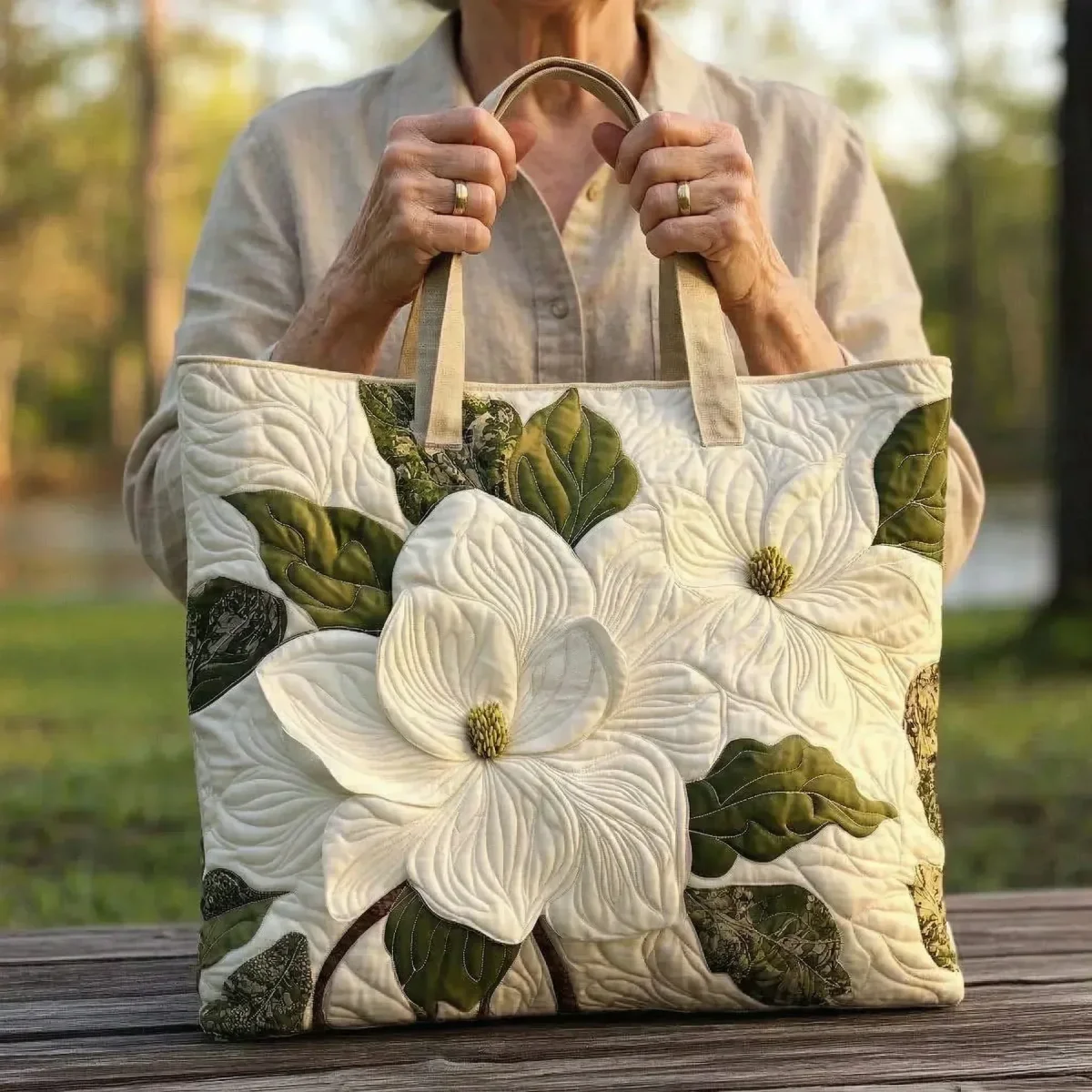 Malin | Hantverksmässig Vadderad Tote-väska - Eleganta Vita Liljor - Bild 3