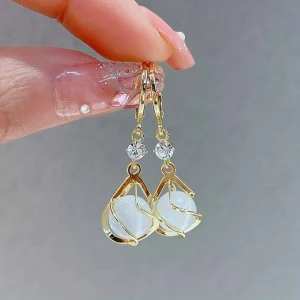 Hängande Örhängen i Guld med Vit Opal
